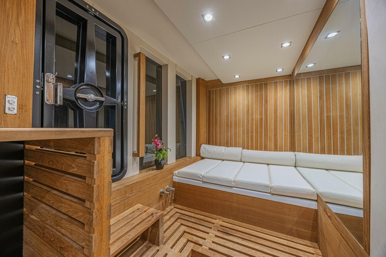 2010 Lazzara Yachts Lsx 92 — photo 52