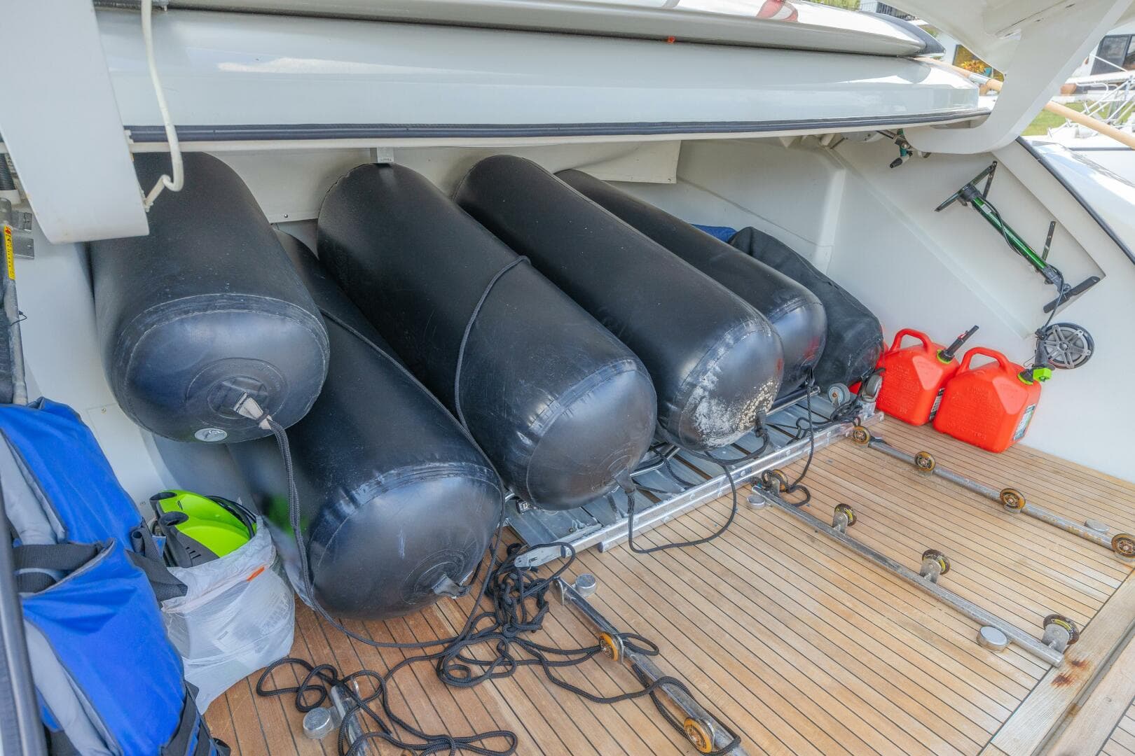 2010 Lazzara Yachts Lsx 92 — photo 57