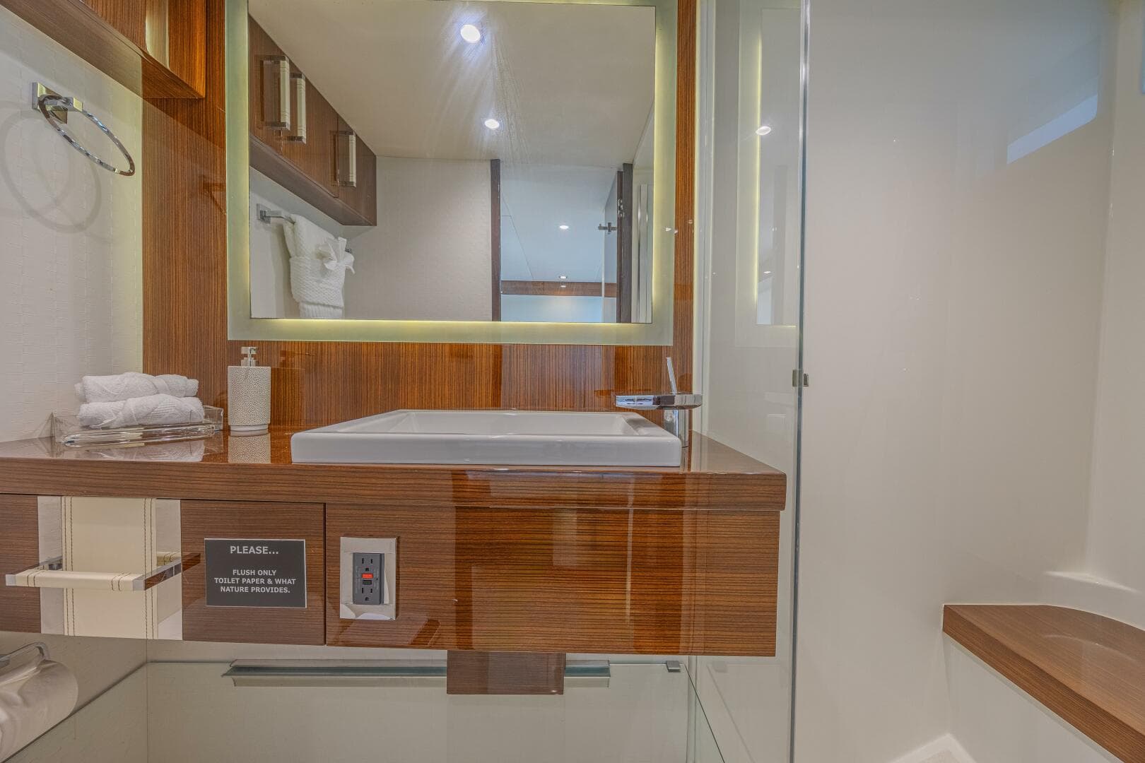 2010 Lazzara Yachts Lsx 92 — photo 45