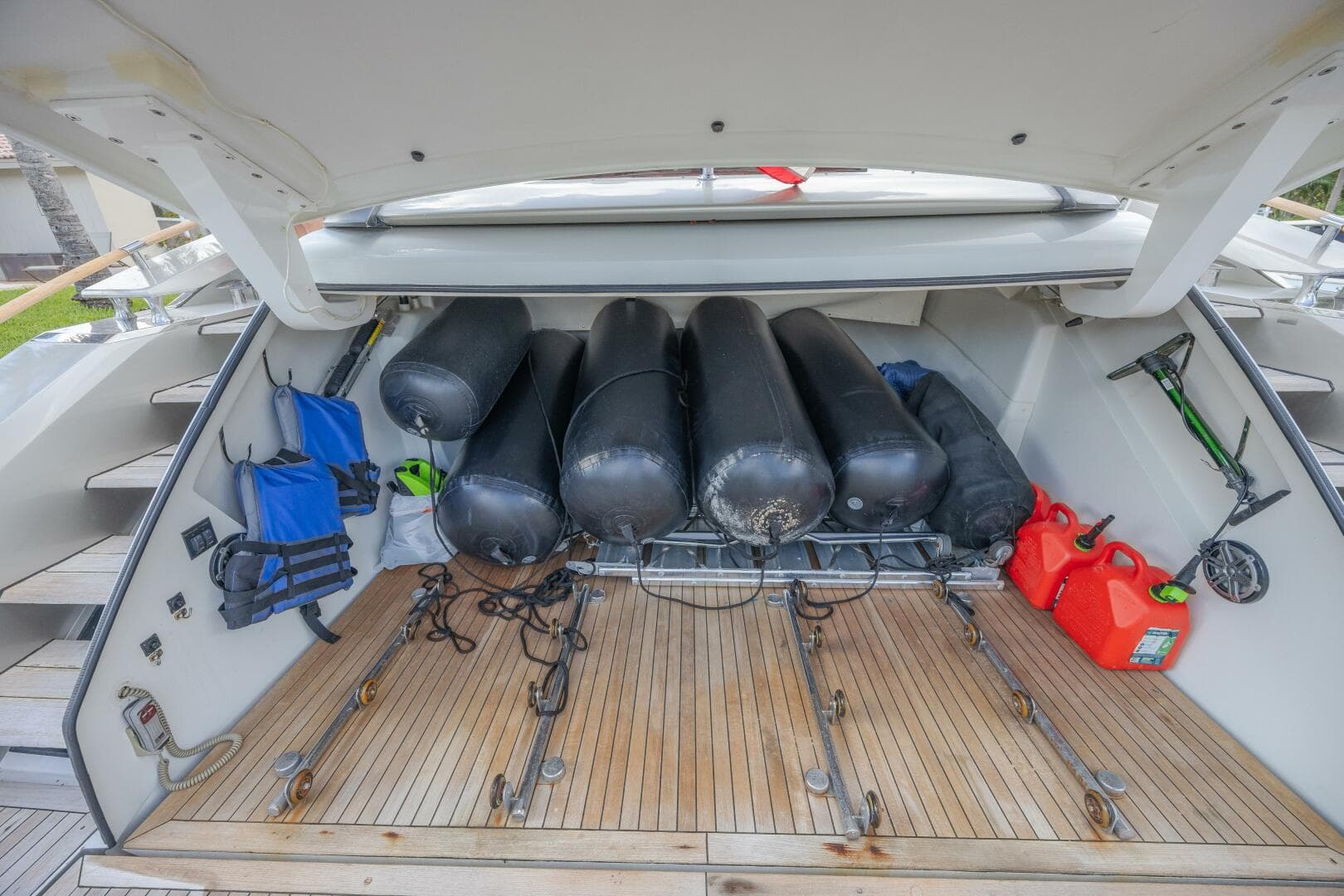 2010 Lazzara Yachts Lsx 92 — photo 58