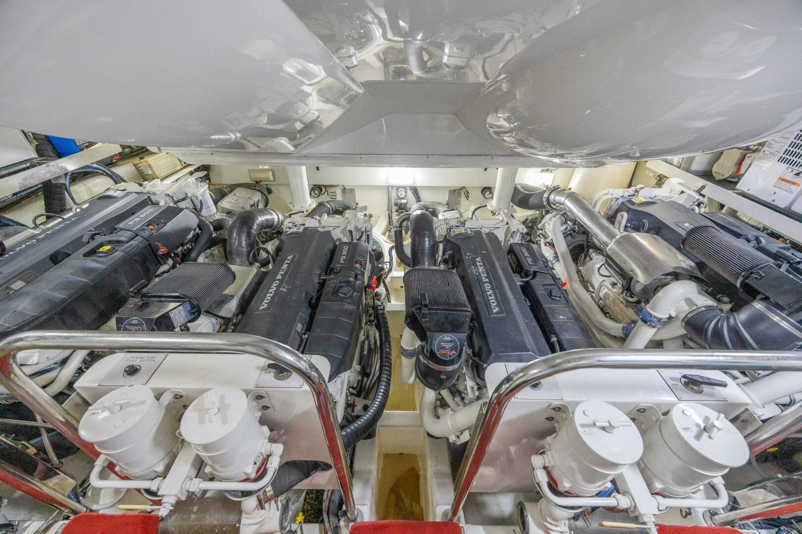 2010 Lazzara Yachts Lsx 92 — photo 59