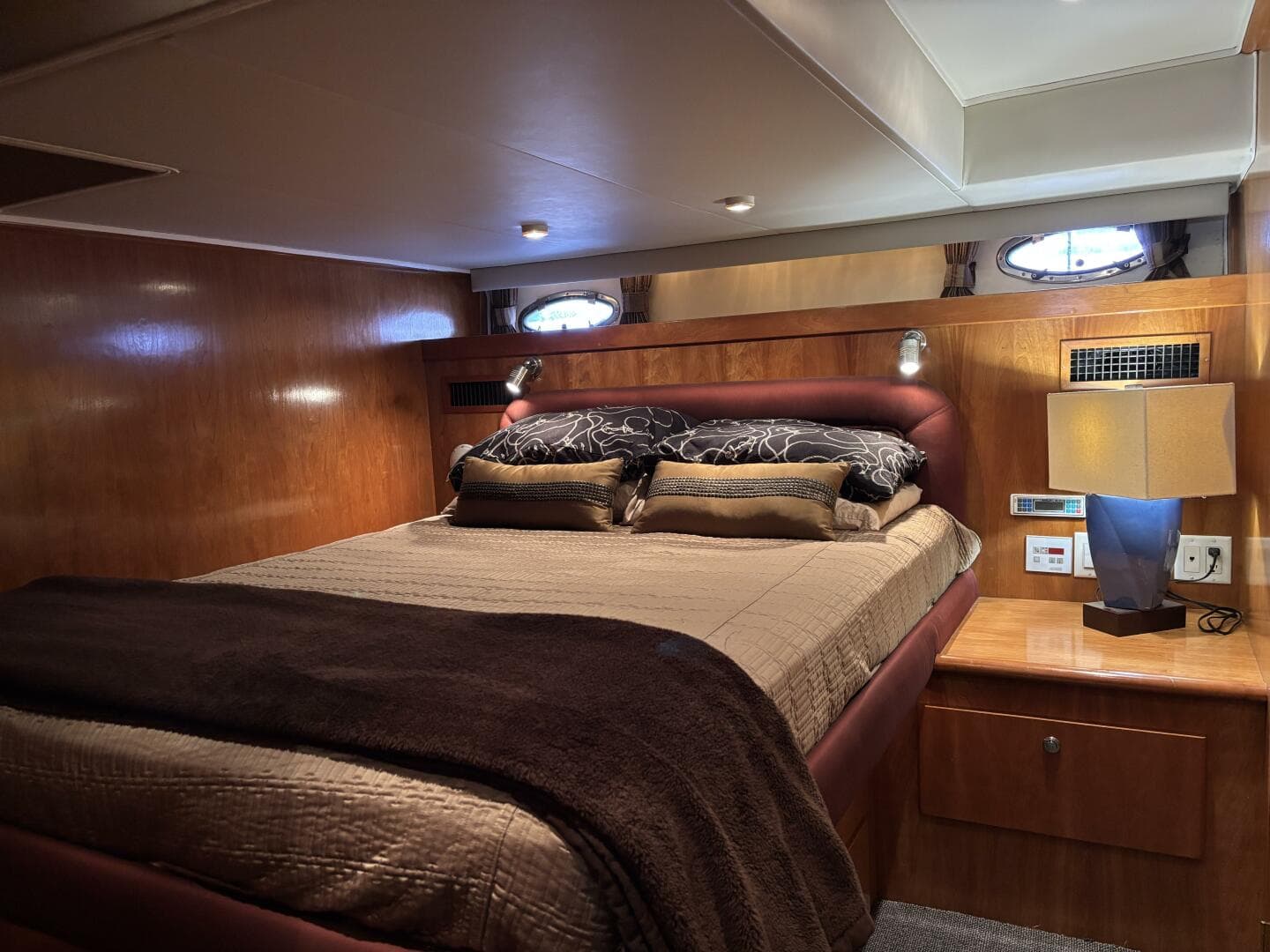 2004 Navigator 4400 Pilot House — photo 10