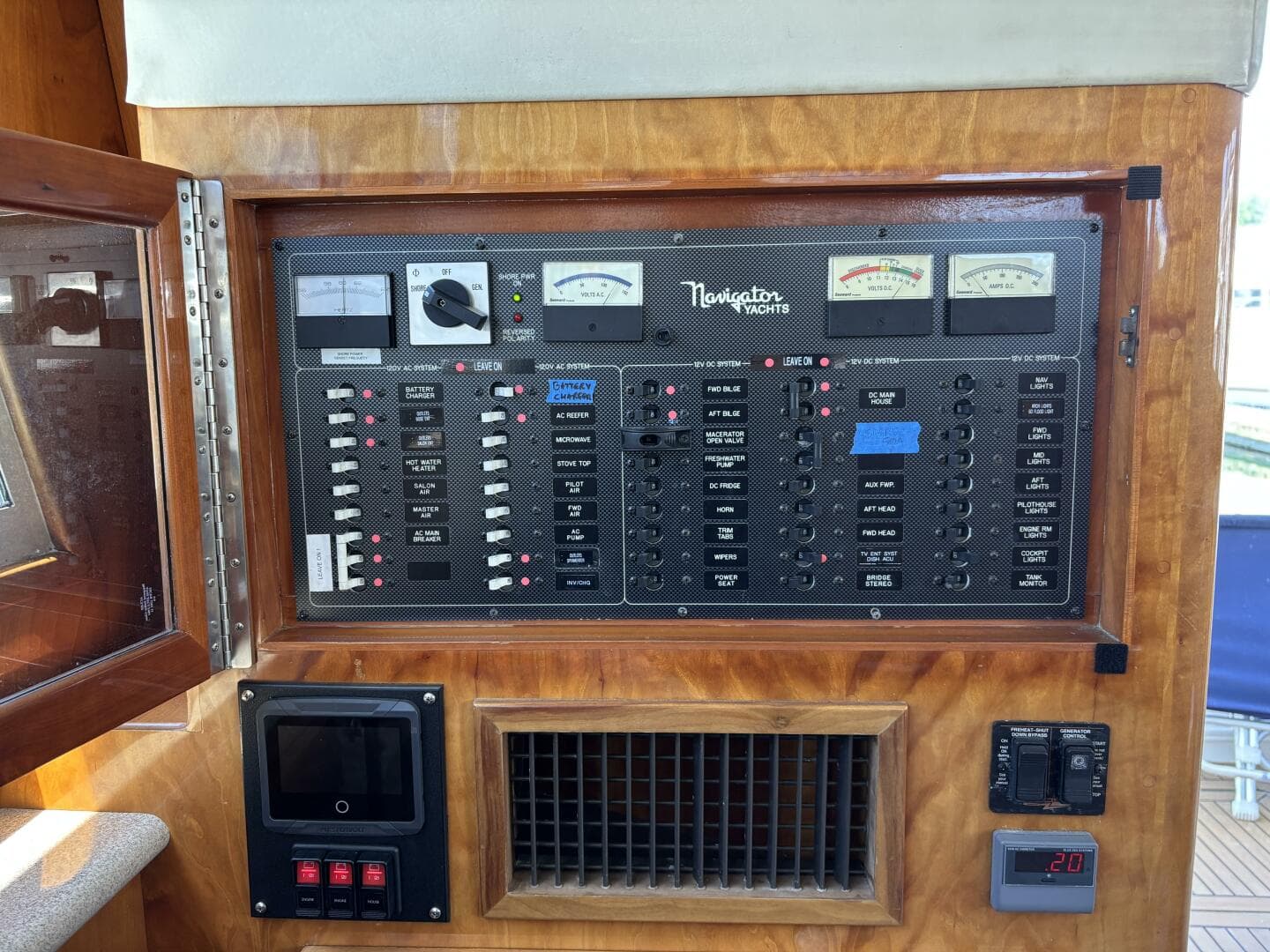 2004 Navigator 4400 Pilot House — photo 18