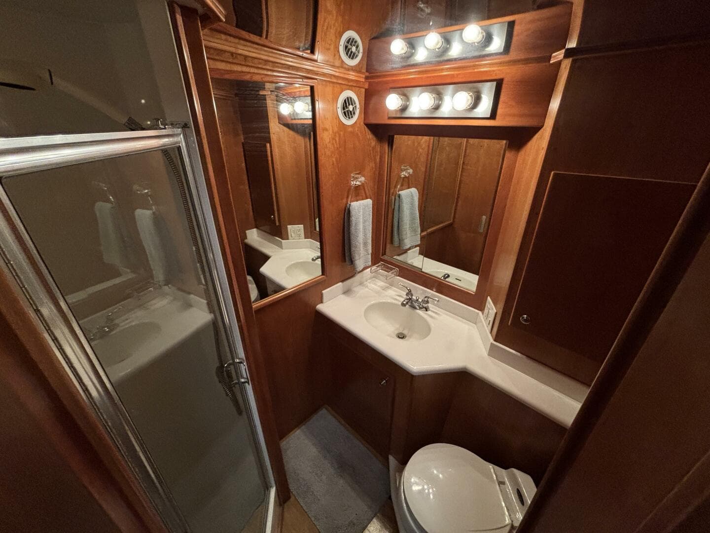 2004 Navigator 4400 Pilot House — photo 15