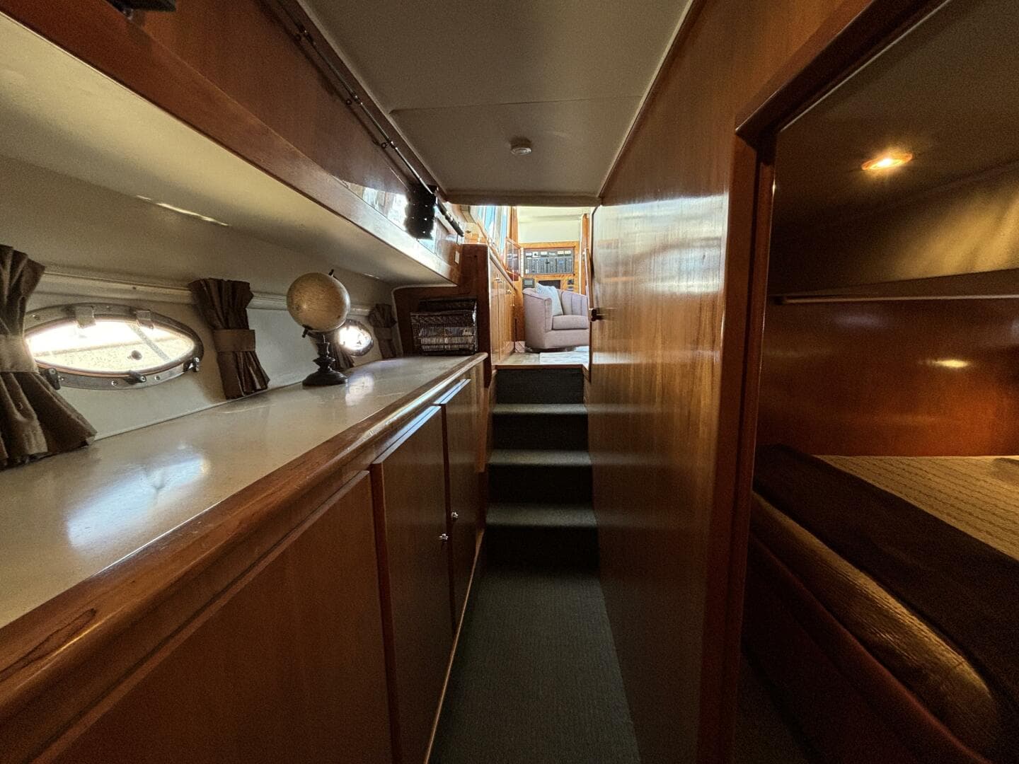 2004 Navigator 4400 Pilot House — photo 17
