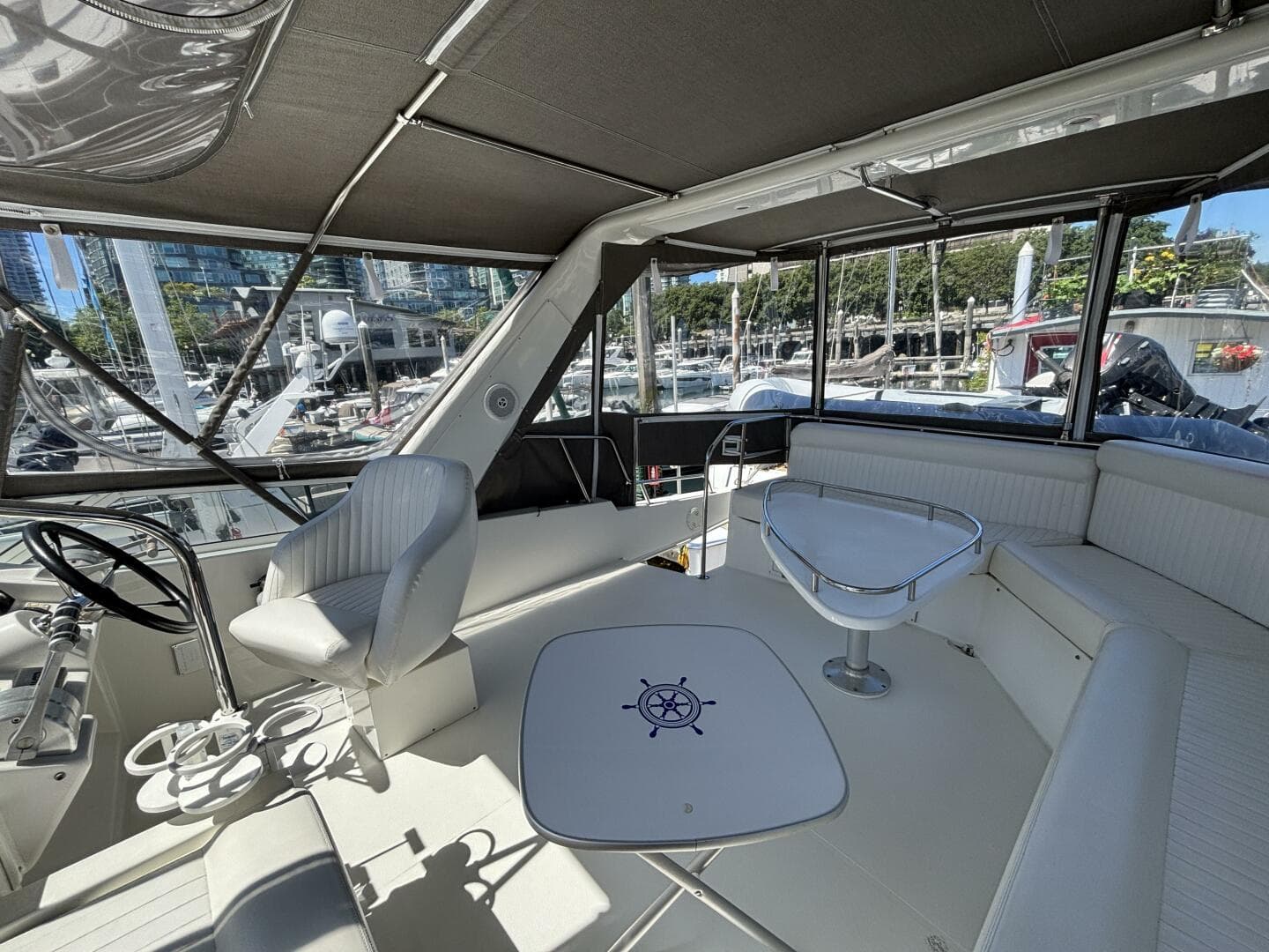 2004 Navigator 4400 Pilot House — photo 21