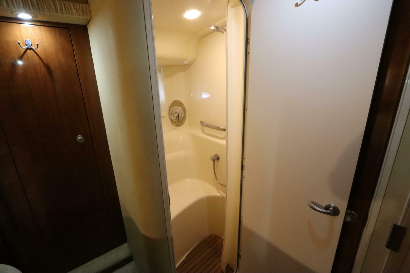 2004 Sea Ray 420 Sundancer — photo 39