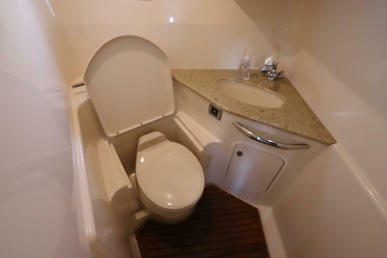 2004 Sea Ray 420 Sundancer — photo 48