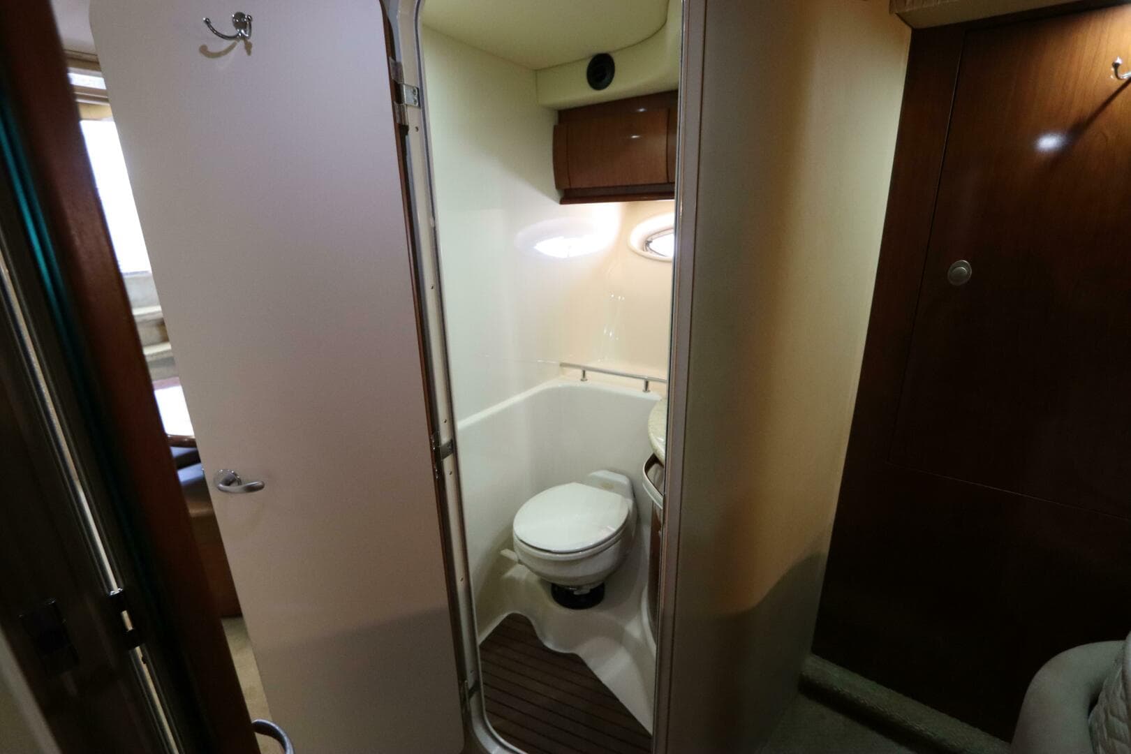 2004 Sea Ray 420 Sundancer — photo 37