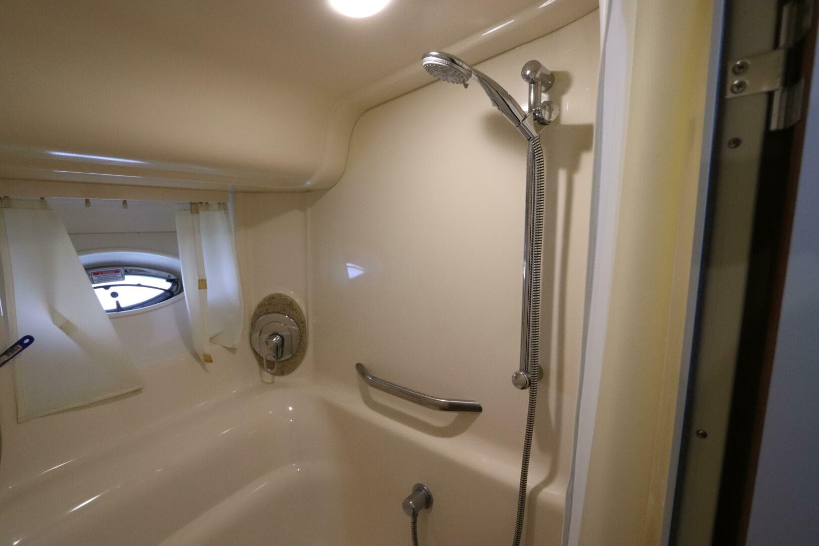 2004 Sea Ray 420 Sundancer — photo 40