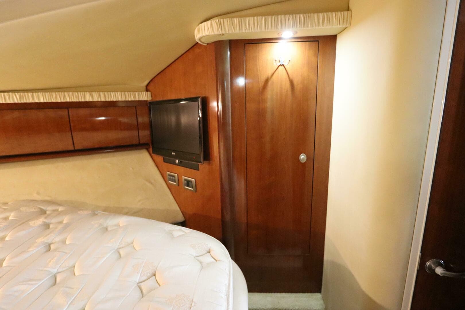 2004 Sea Ray 420 Sundancer — photo 36