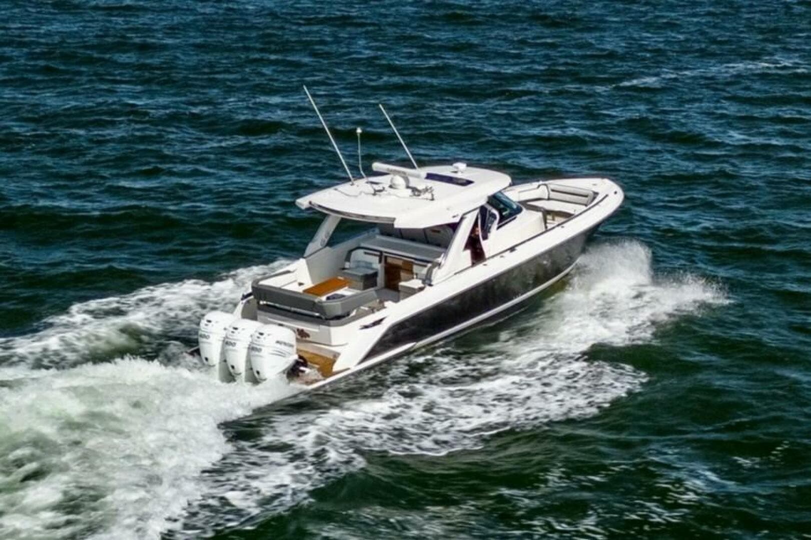 2021 Tiara Yachts 38 LS — photo 2