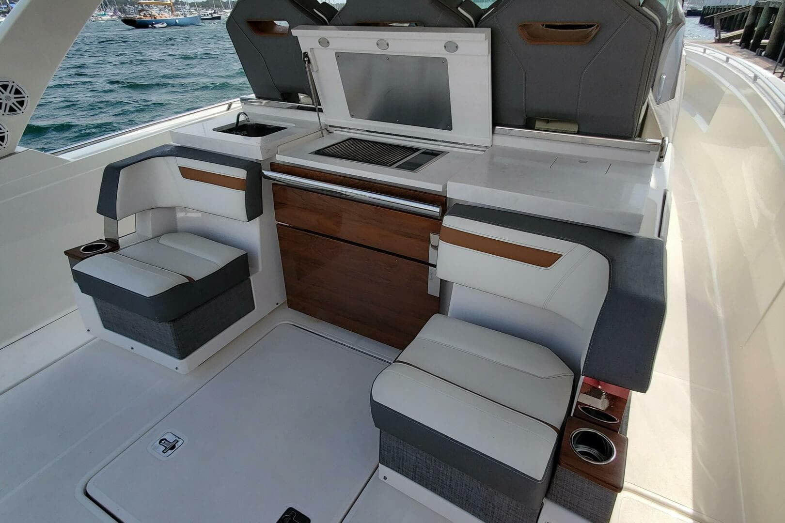 2021 Tiara Yachts 38 LS — photo 15