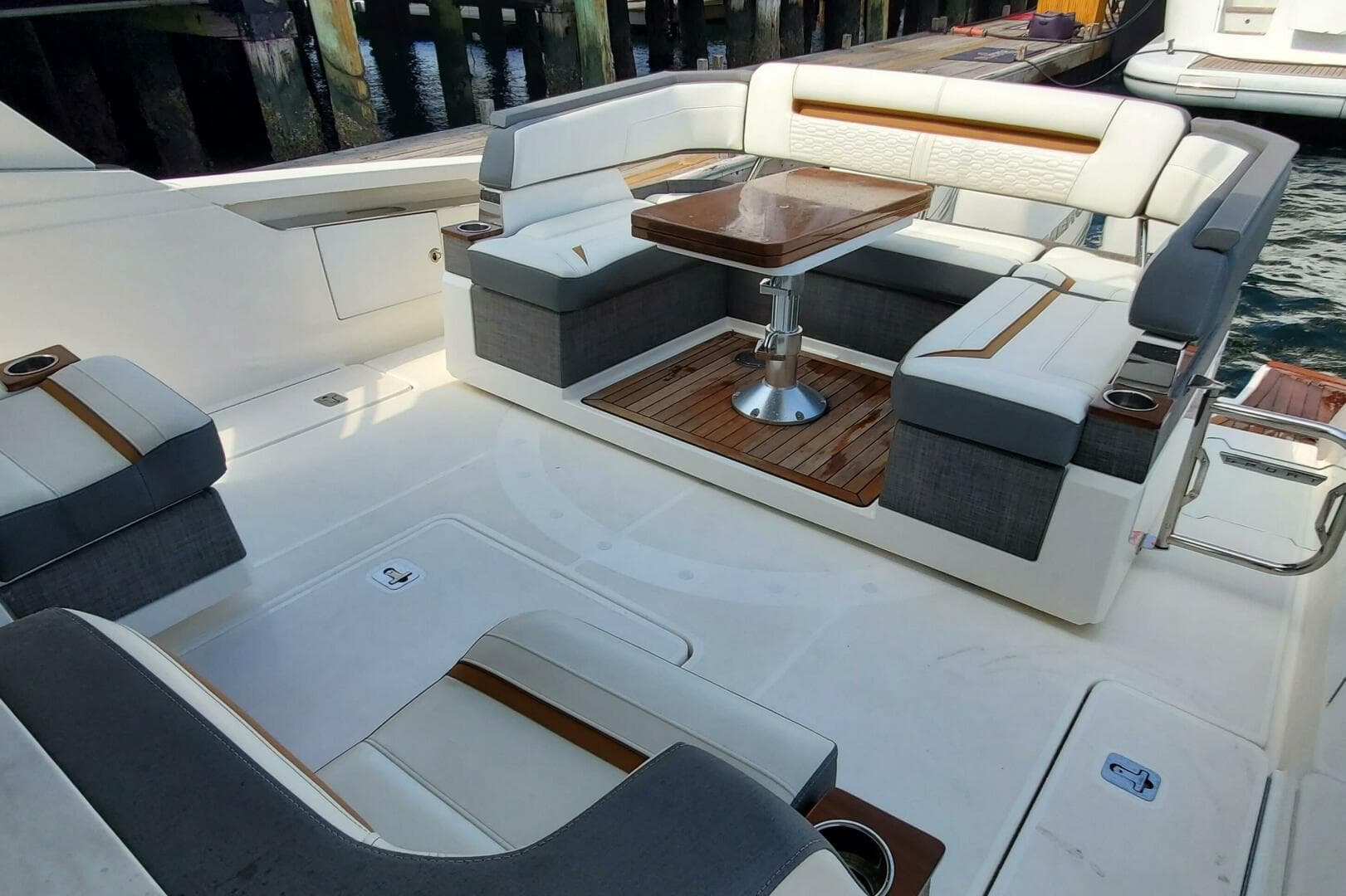 2021 Tiara Yachts 38 LS — photo 5