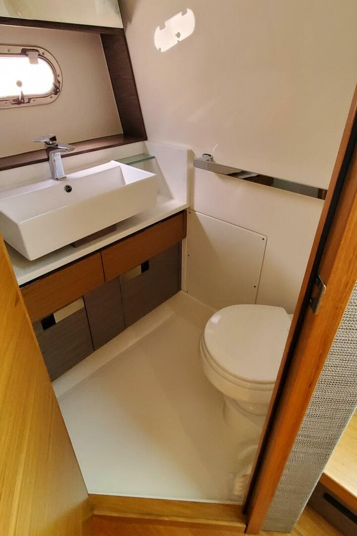 2021 Tiara Yachts 38 LS — photo 23