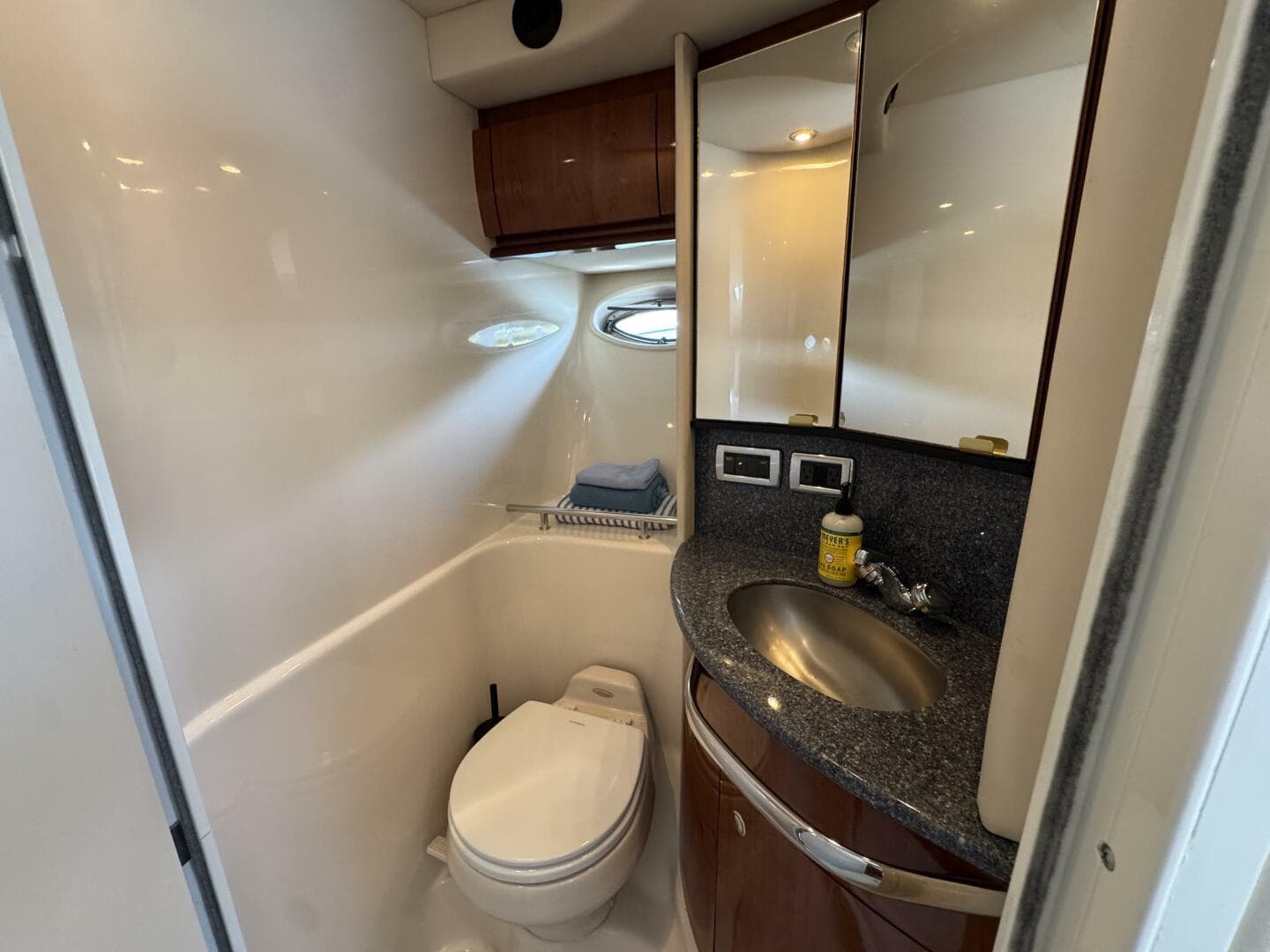 2003 Sea Ray 420 Sundancer — photo 32