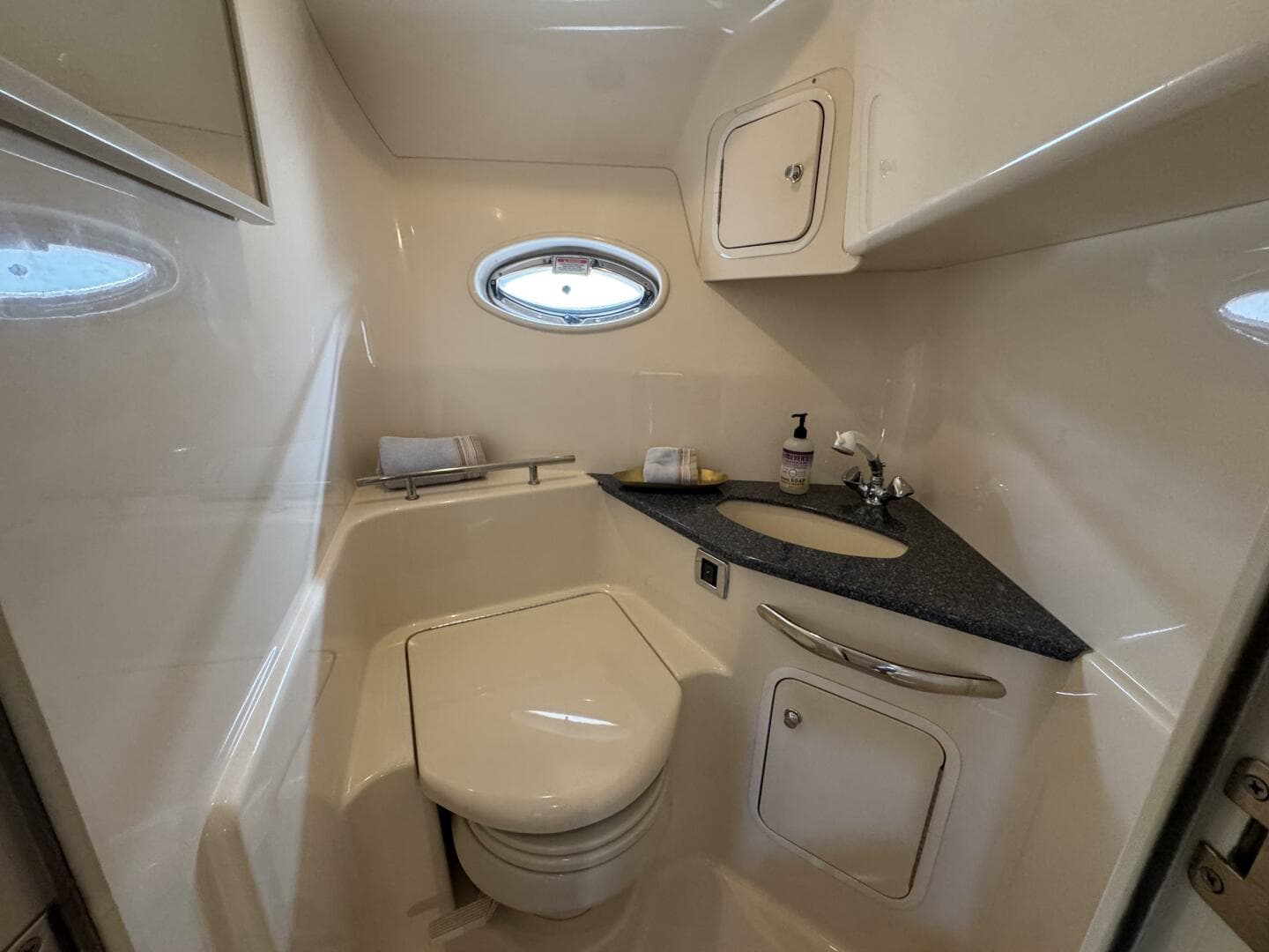 2003 Sea Ray 420 Sundancer — photo 33