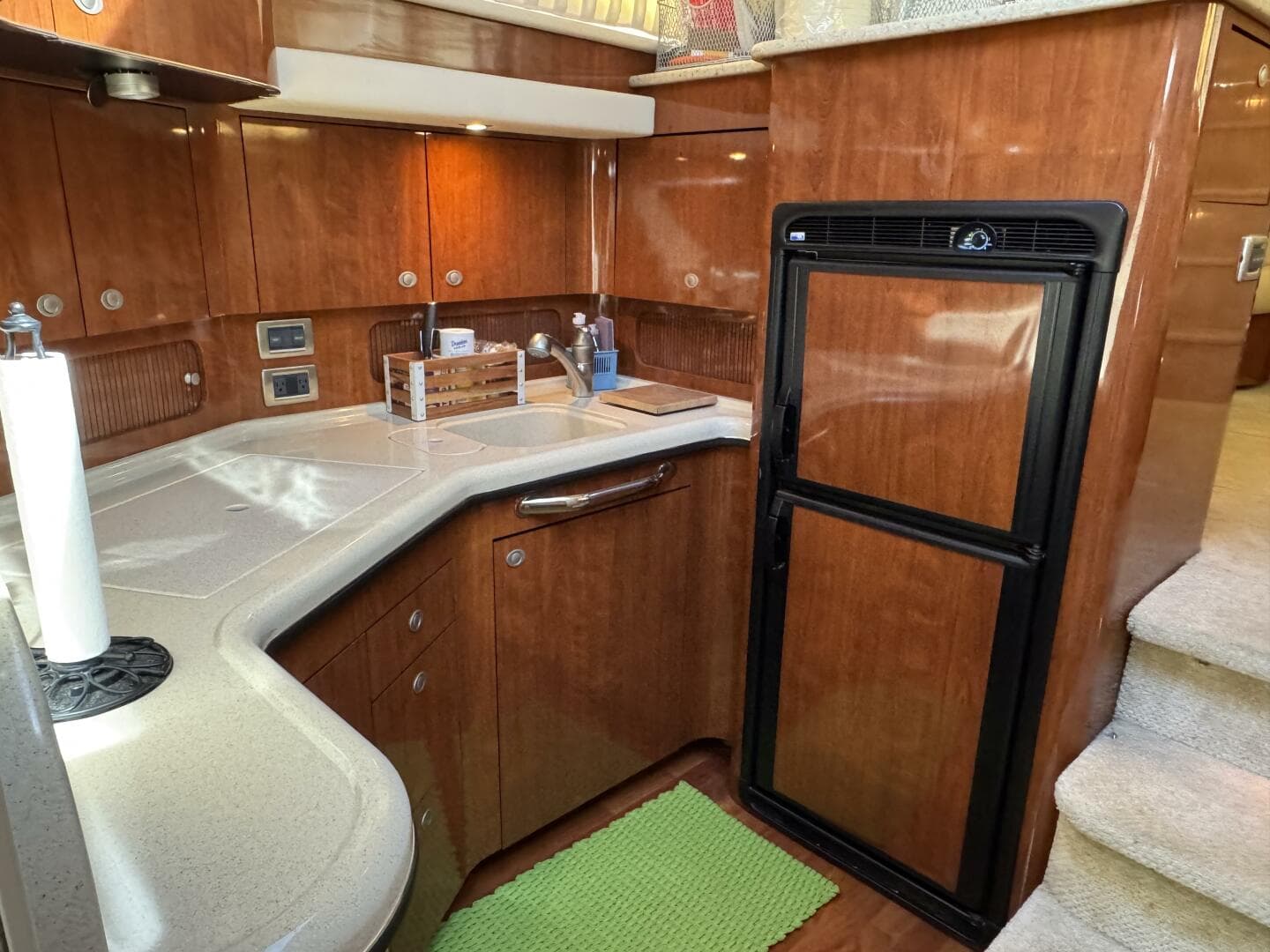 2004 Sea Ray 390 — photo 31