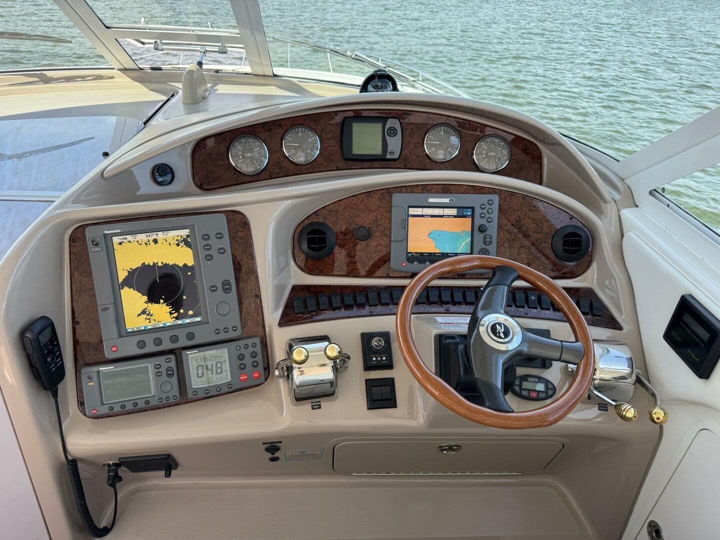 2004 Sea Ray 390 — photo 16