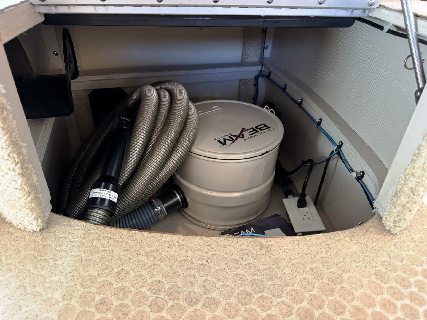 2004 Sea Ray 390 — photo 24