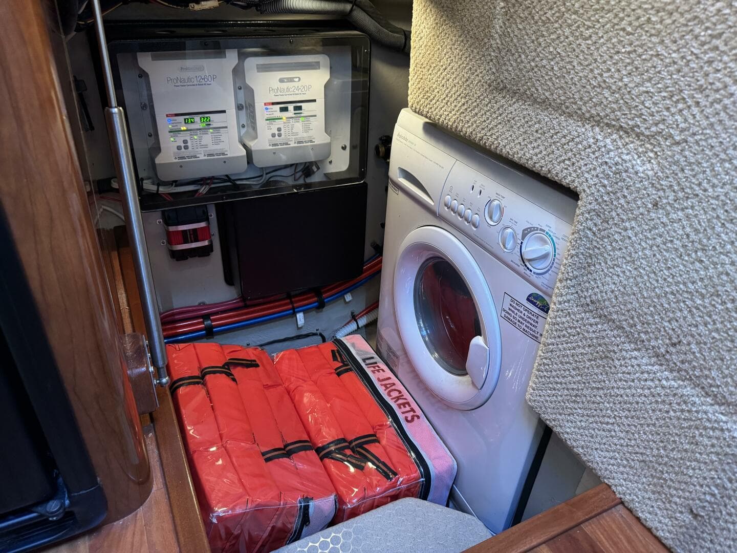 2004 Sea Ray 390 — photo 25