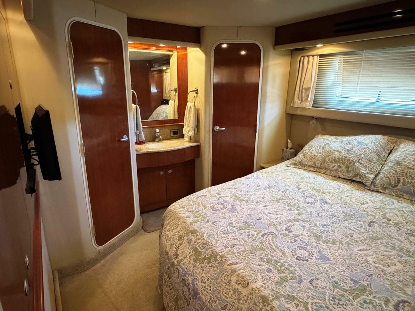 2004 Sea Ray 390 — photo 27