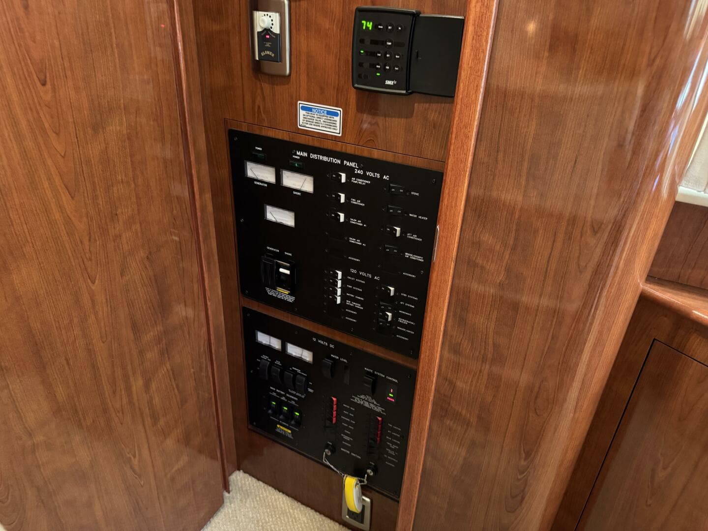 2004 Sea Ray 390 — photo 23