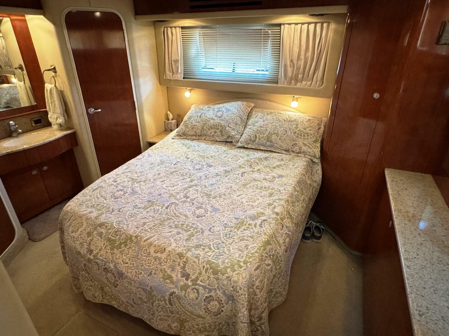 2004 Sea Ray 390 — photo 26