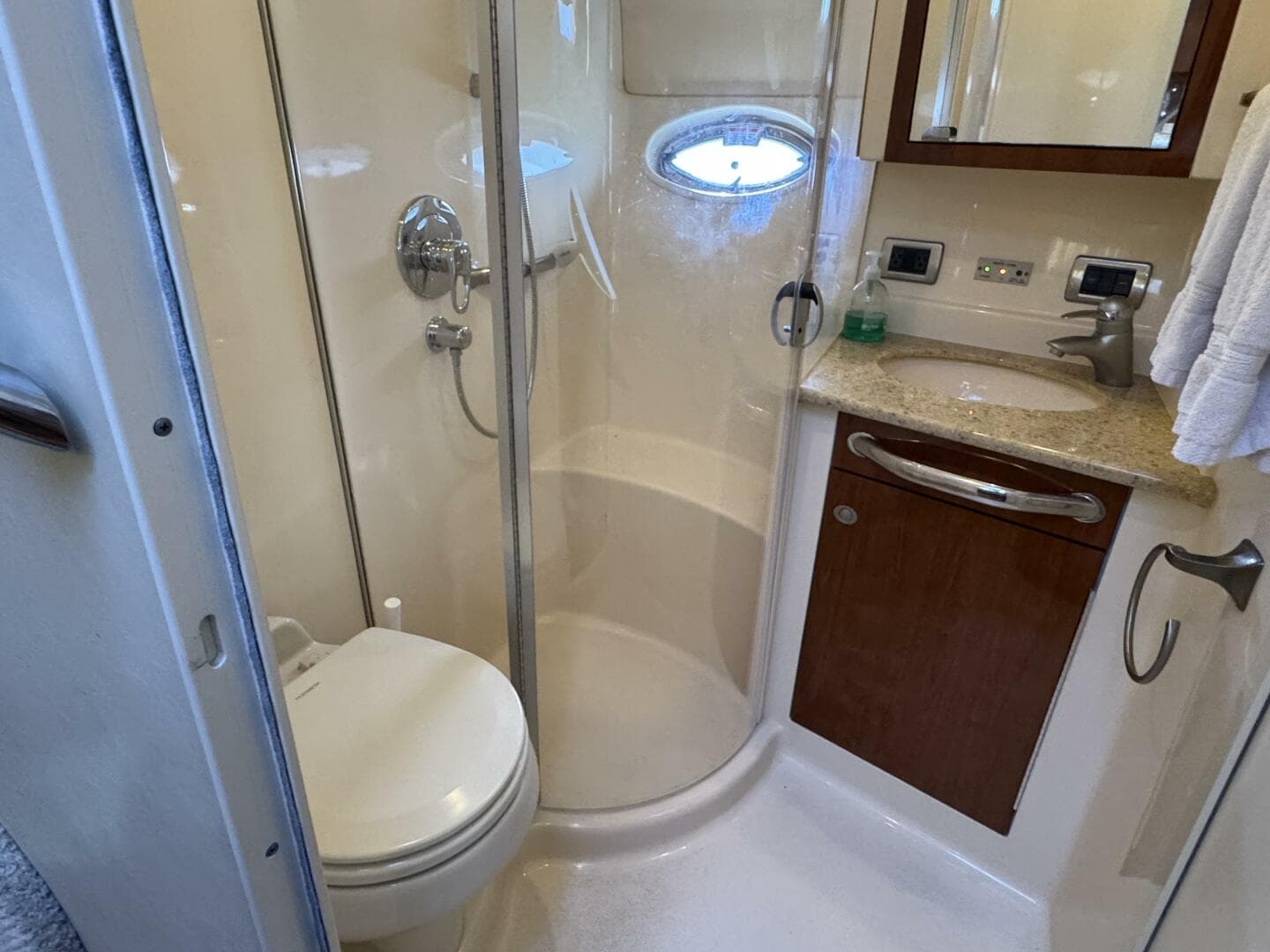 2004 Sea Ray 390 — photo 35