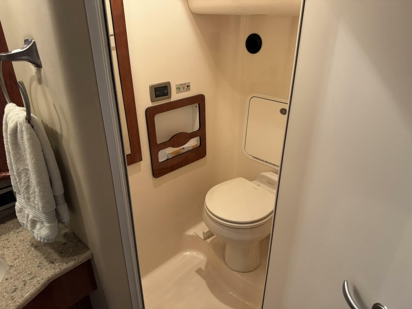 2004 Sea Ray 390 — photo 30