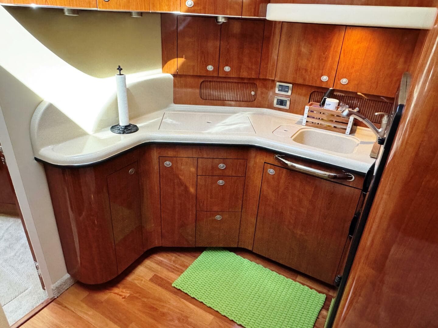 2004 Sea Ray 390 — photo 32