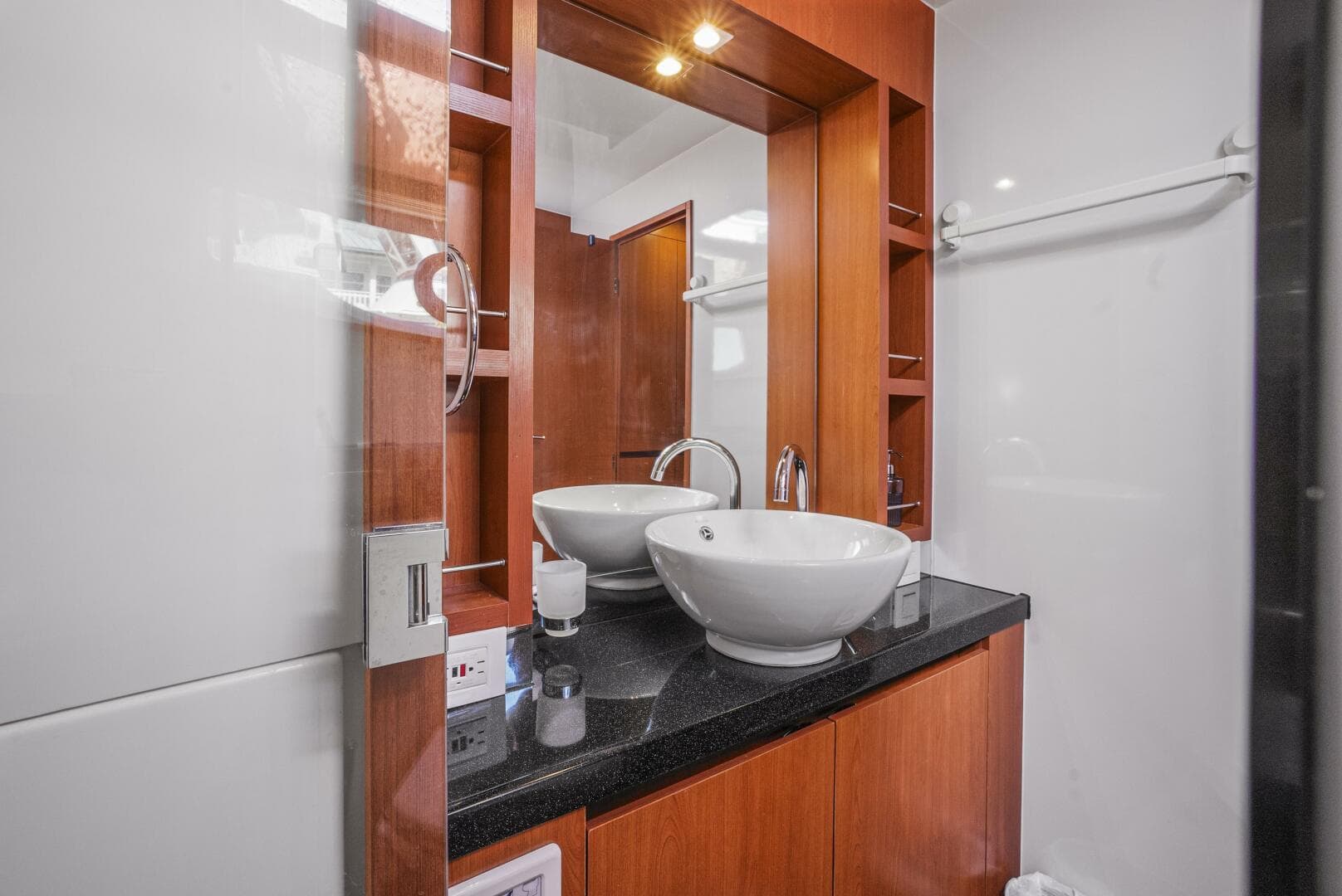 2017 Aquila 44 — photo 14