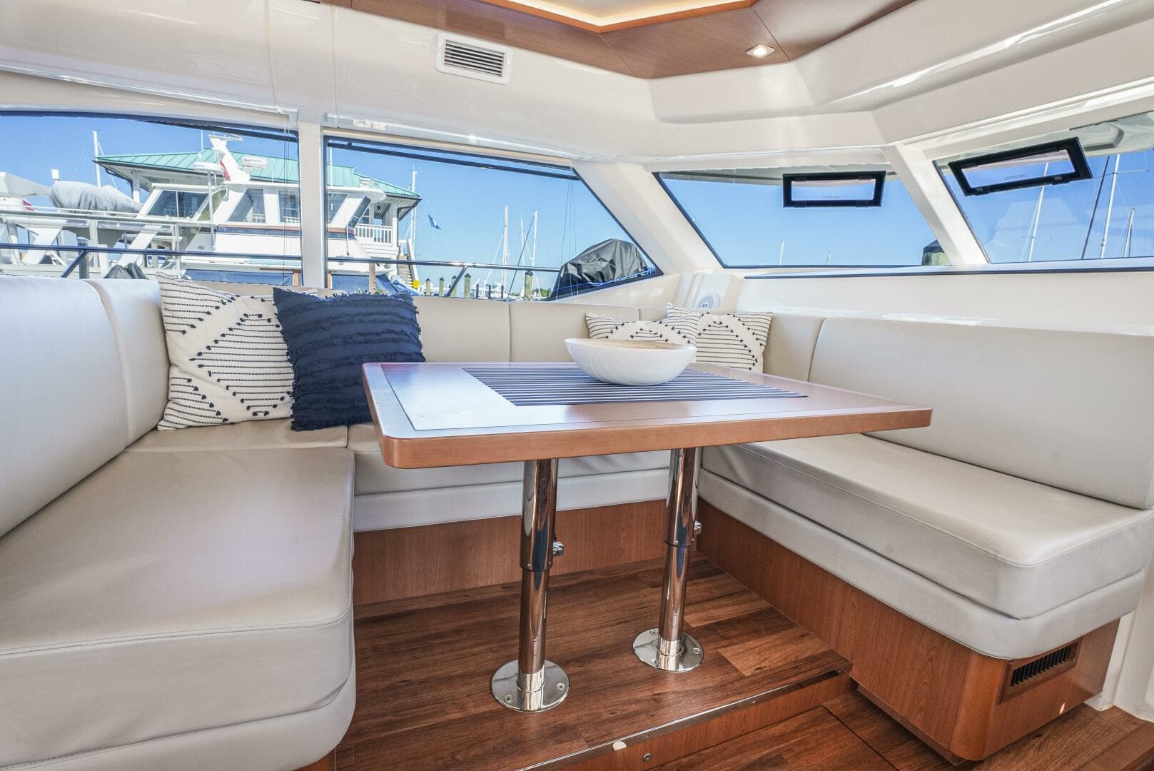 2017 Aquila 44 — photo 18