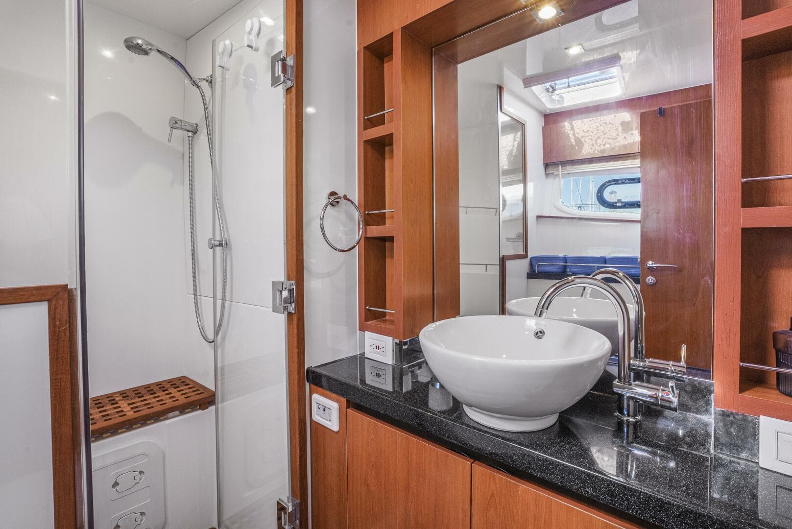 2017 Aquila 44 — photo 16