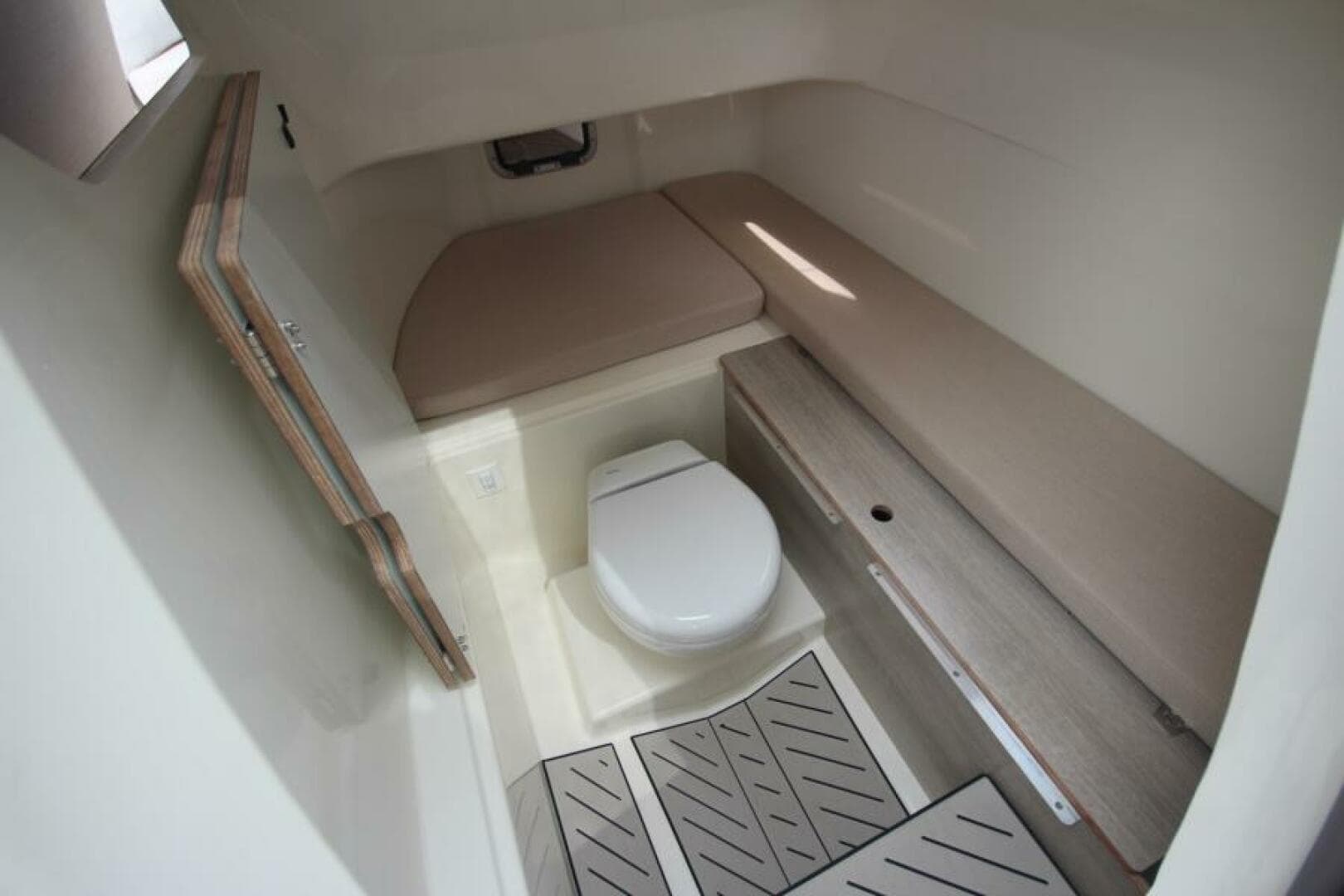 2024 Zodiac Medline 9 Neo — photo 68