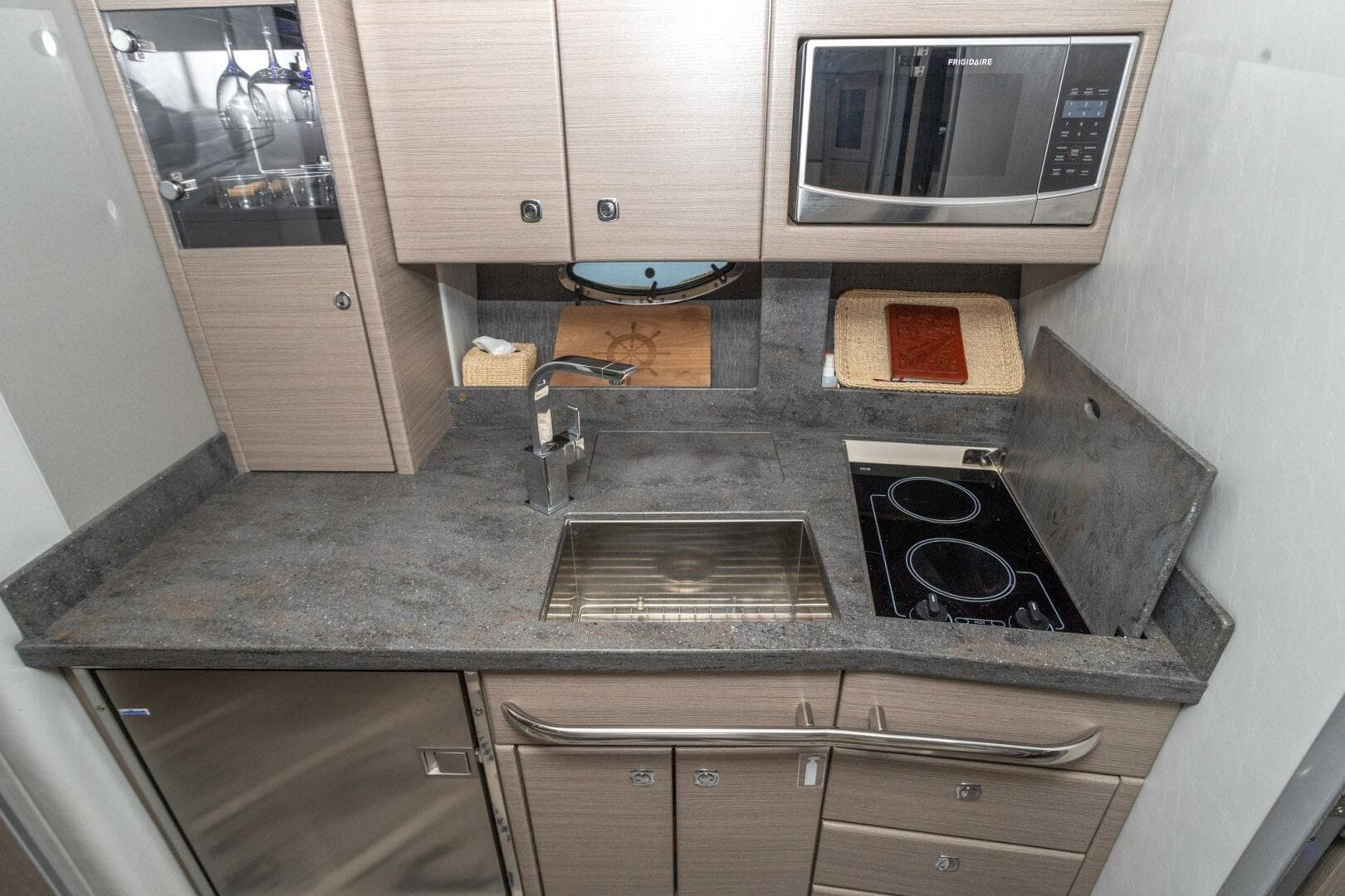 2018 Formula 37 Performance Cruiser — photo 36