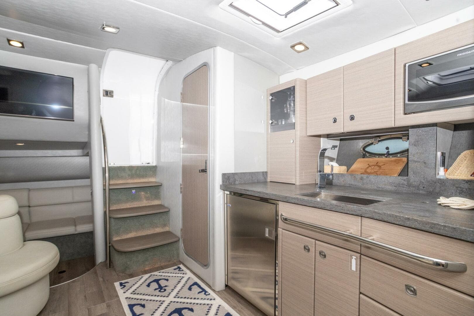 2018 Formula 37 Performance Cruiser — photo 41