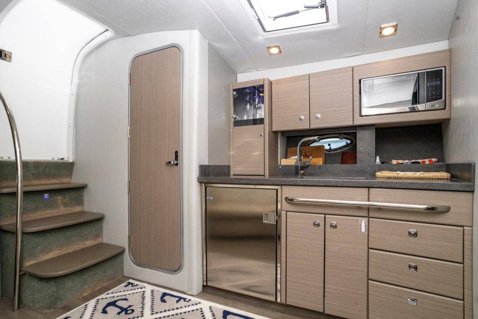 2018 Formula 37 Performance Cruiser — photo 32