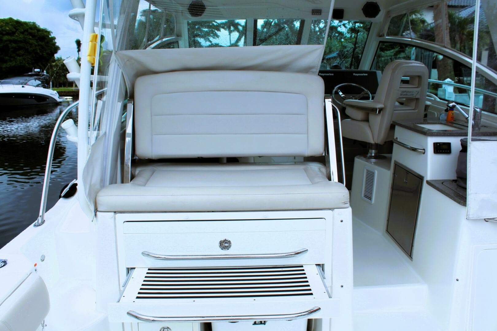 2017 Boston Whaler 345 Conquest — photo 6