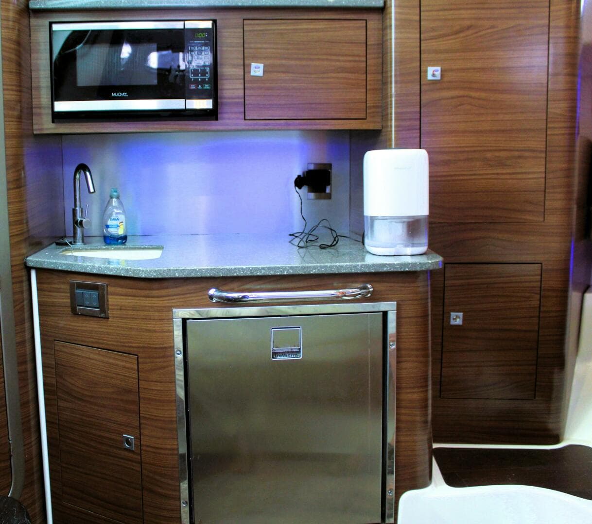 2017 Boston Whaler 345 Conquest — photo 11