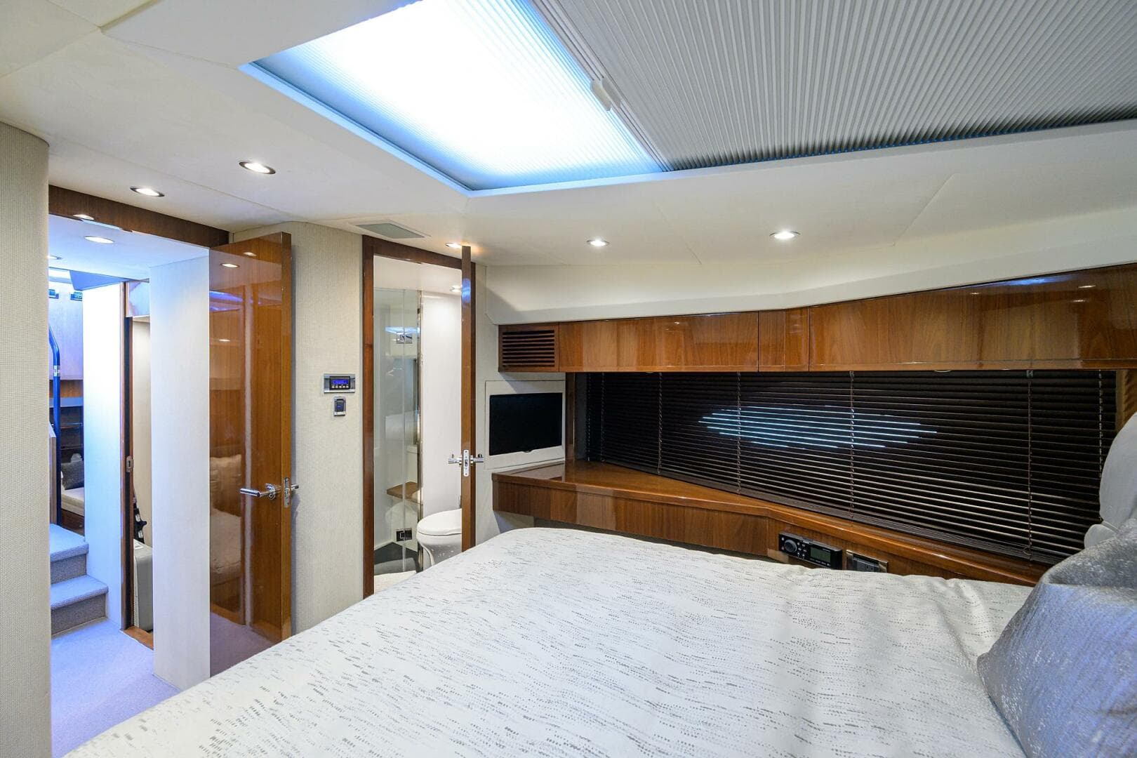 2016 Princess F64 — photo 23