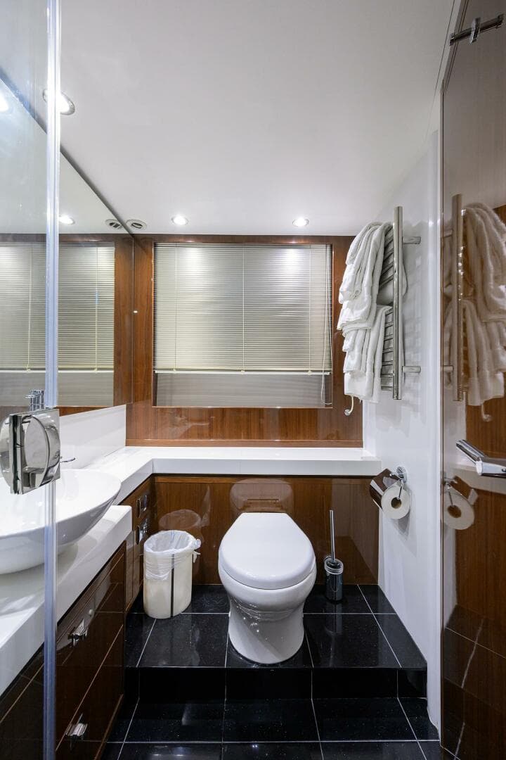 2016 Princess F64 — photo 39