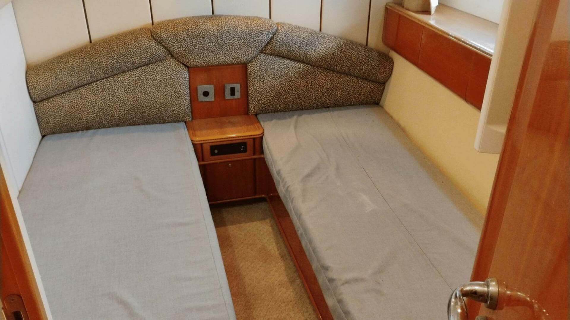 2001 Viking Princess 72 — photo 27