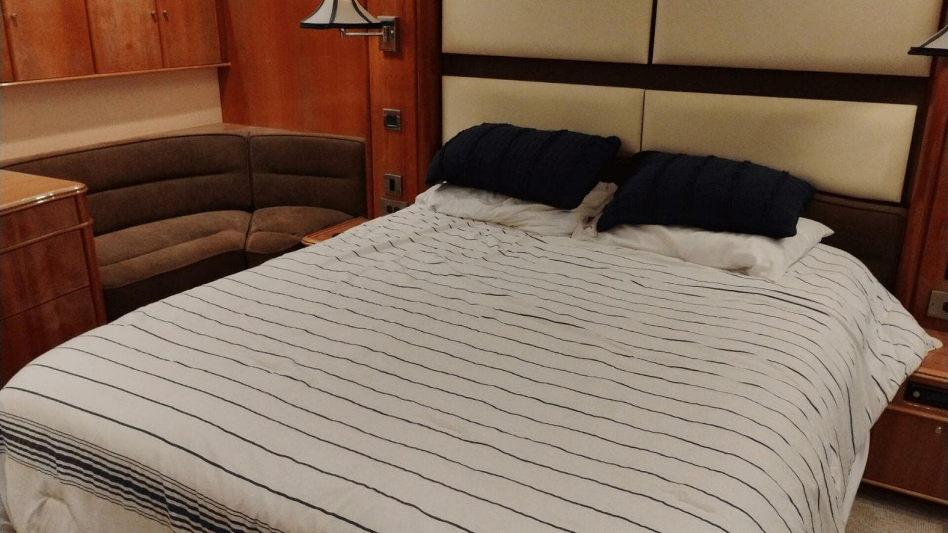 2001 Viking Princess 72 — photo 28