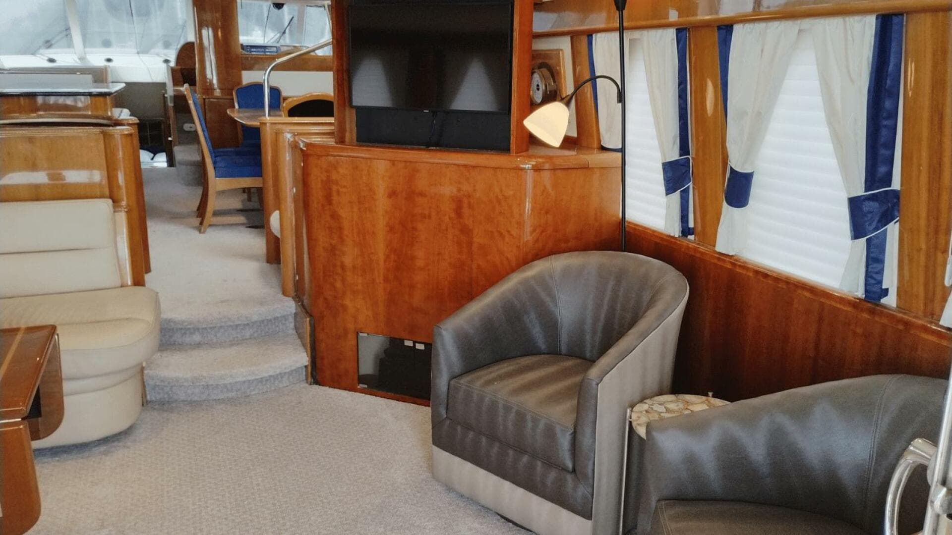 2001 Viking Princess 72 — photo 15
