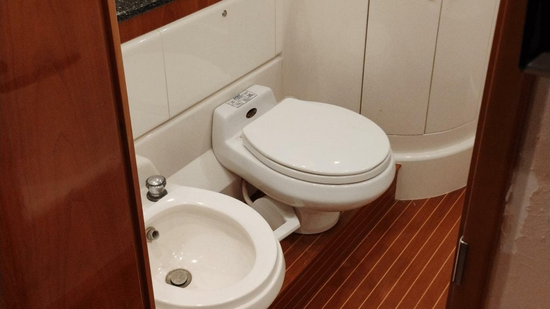 2001 Viking Princess 72 — photo 31