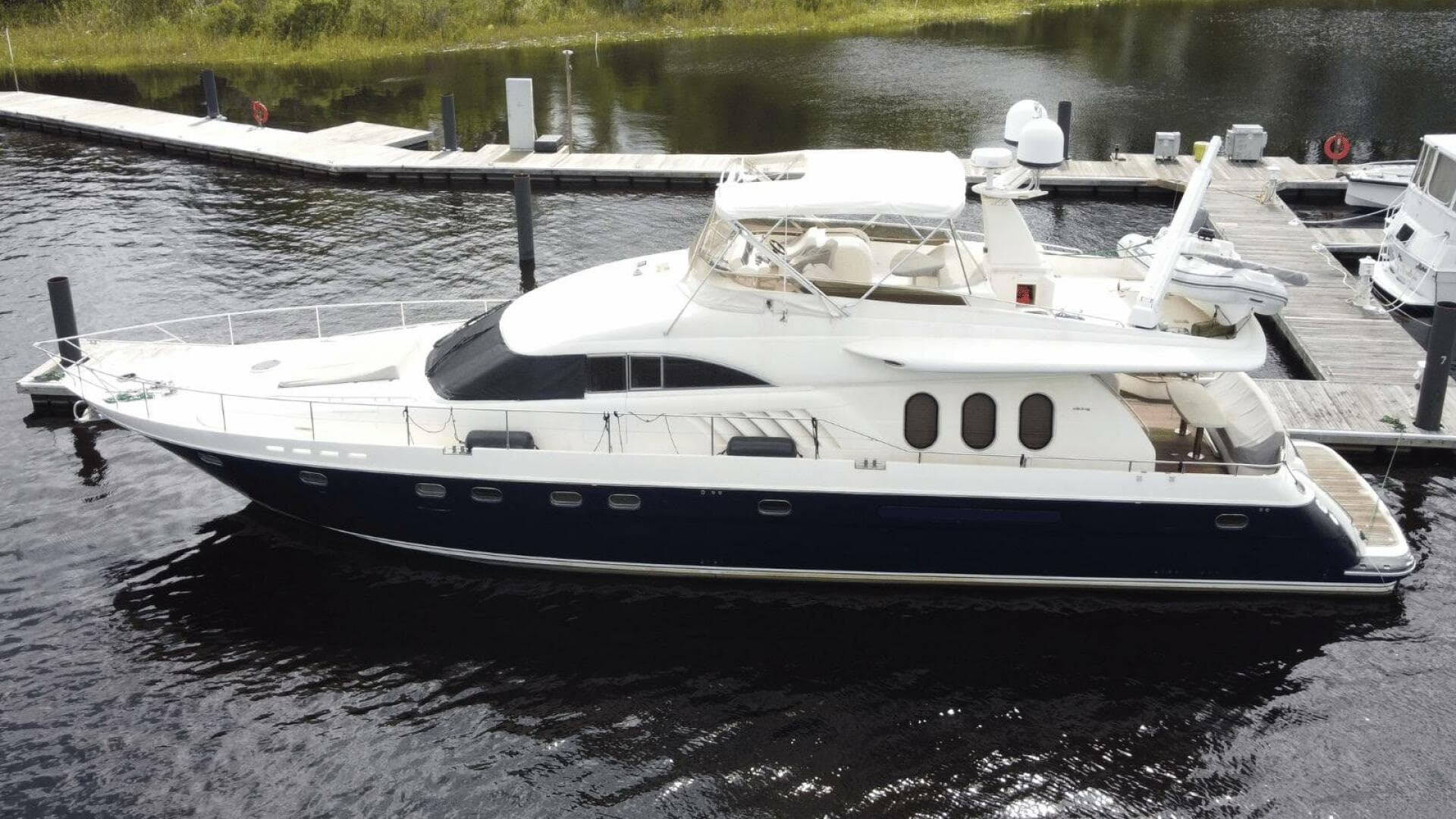 2001 Viking Princess 72 — photo 2