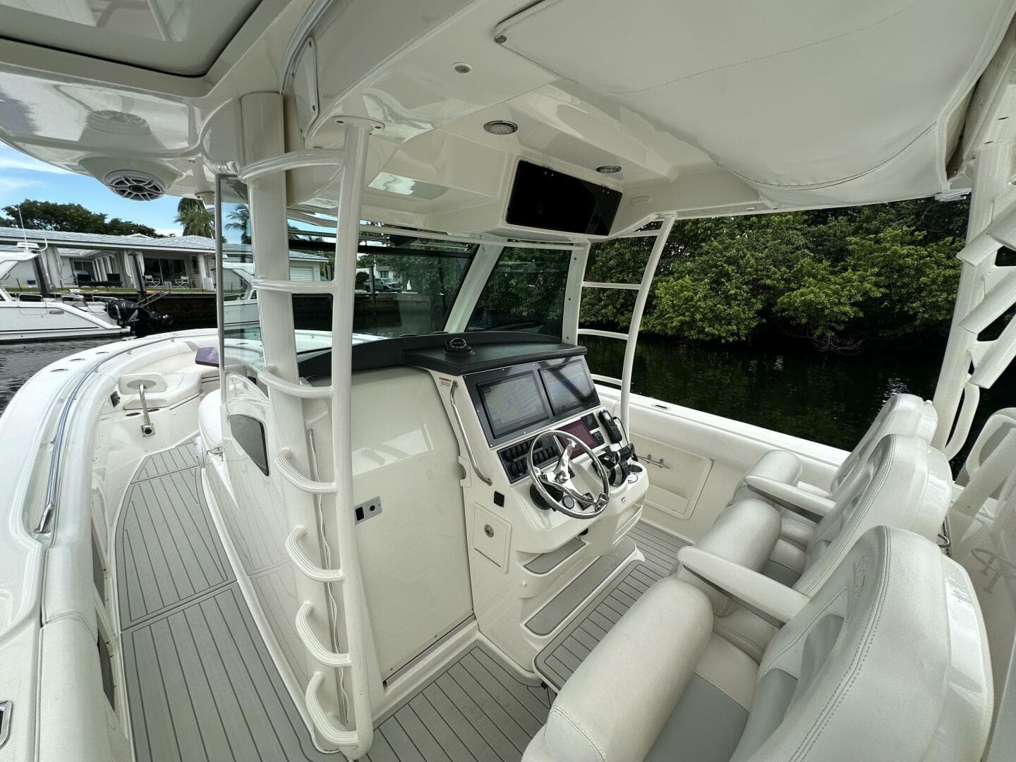 2015 Boston Whaler 370 Outrage — photo 10
