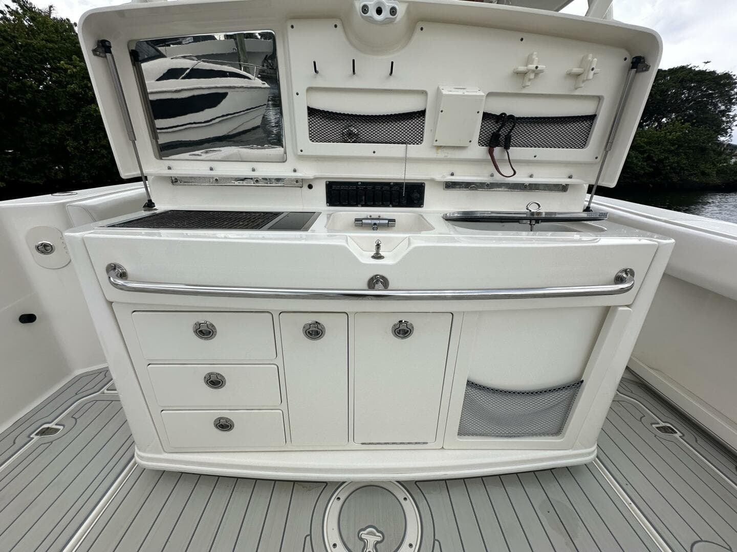 2015 Boston Whaler 370 Outrage — photo 8