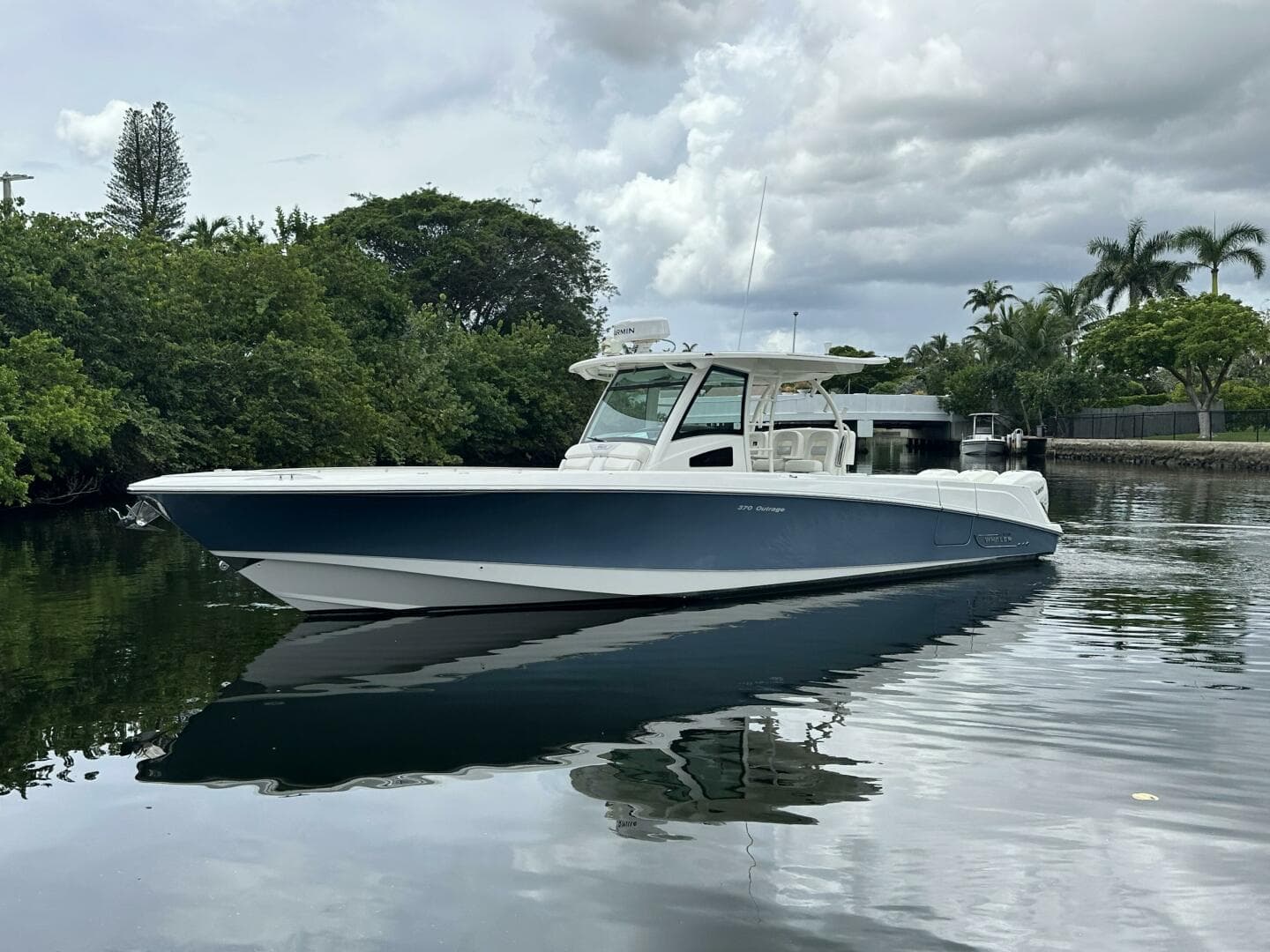 2015 Boston Whaler 370 Outrage